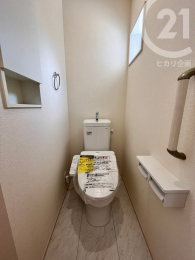  1階トイレ／各階にウォシュレット機能付きトイレを完備しています。（04/09/05）
