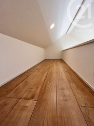  2階洋室・6帖／ロフトは約4.14�uの広さです。季節物の家電などの置き場に便利！（04/09/05）