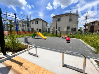 現地外観写真 ／開発現場内に新しく公園が造られました。（04/07/11）