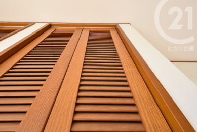 その他内観 ／リビング収納の扉は温もりのある木製。
通気性の良いルーバータイプとなっています。（03/02/07）