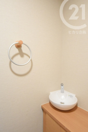 トイレ ／トイレはコロンとしたかわいらしい形の水栓付きです。（04/02/27）