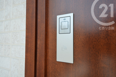 玄関 ／玄関ドアはスマートキーを採用し、施錠開錠の手間が省けます。（04/04/25）